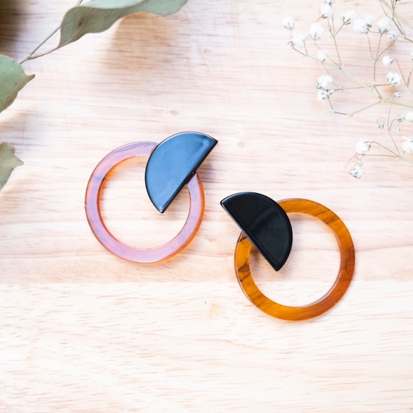 Earrings - Picture 1 of 3